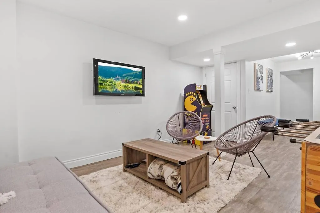 Cozy Home - 9Mins To Wem -Foosball -Vintage Arcade - Air Conditioning Edmonton Holiday home