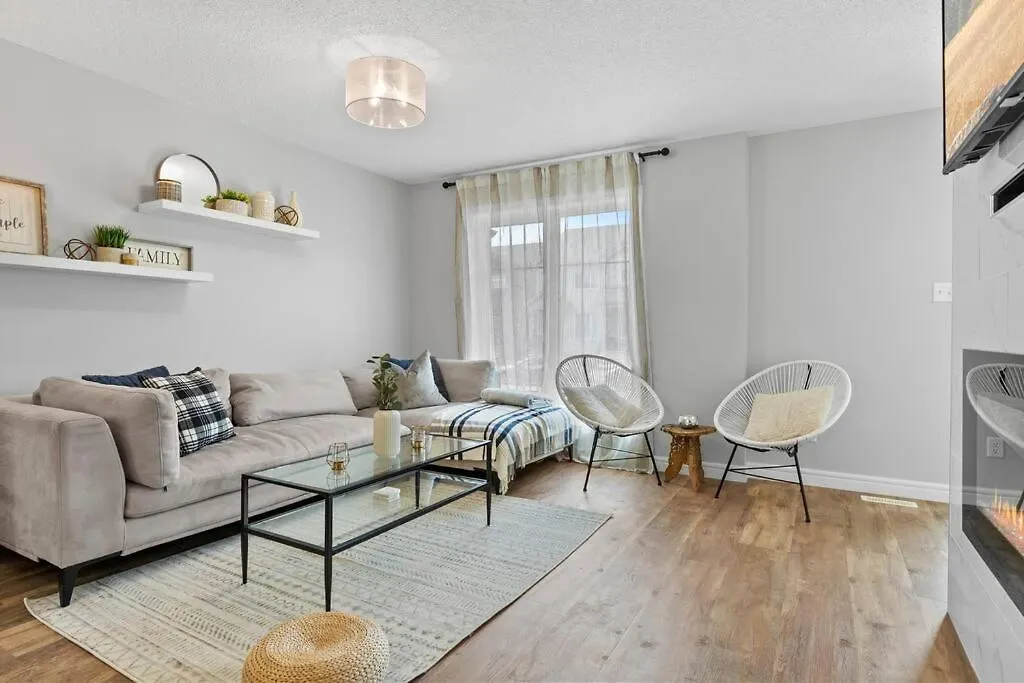 Cozy Home - 9Mins To Wem -Foosball -Vintage Arcade - Air Conditioning Edmonton 0*,  Canada