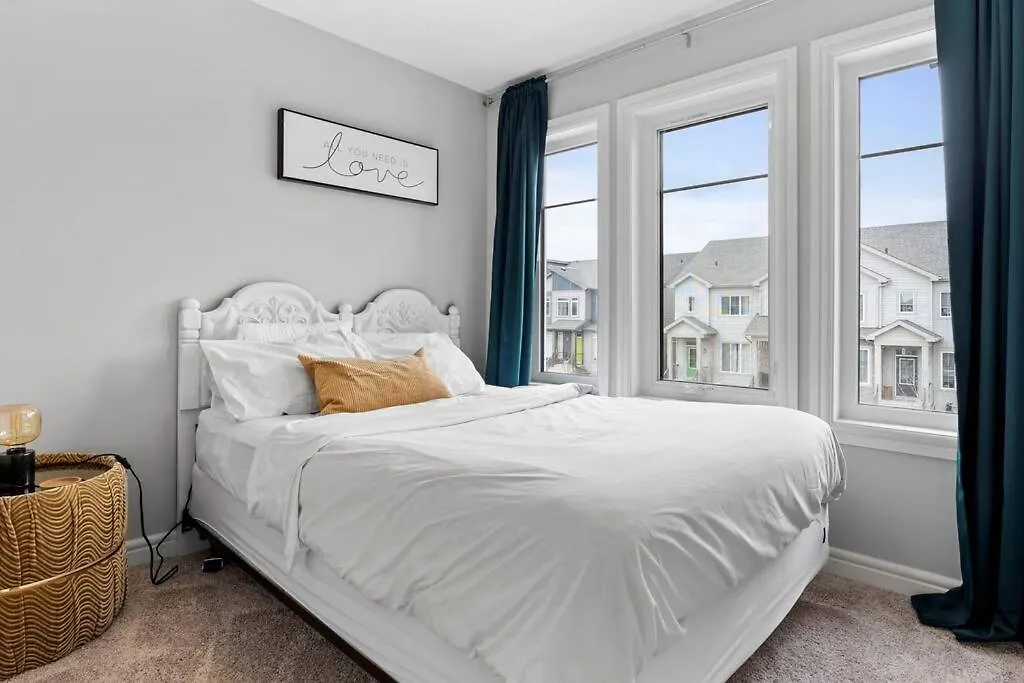 Holiday home Cozy Home - 9Mins To Wem -Foosball -Vintage Arcade - Air Conditioning Edmonton