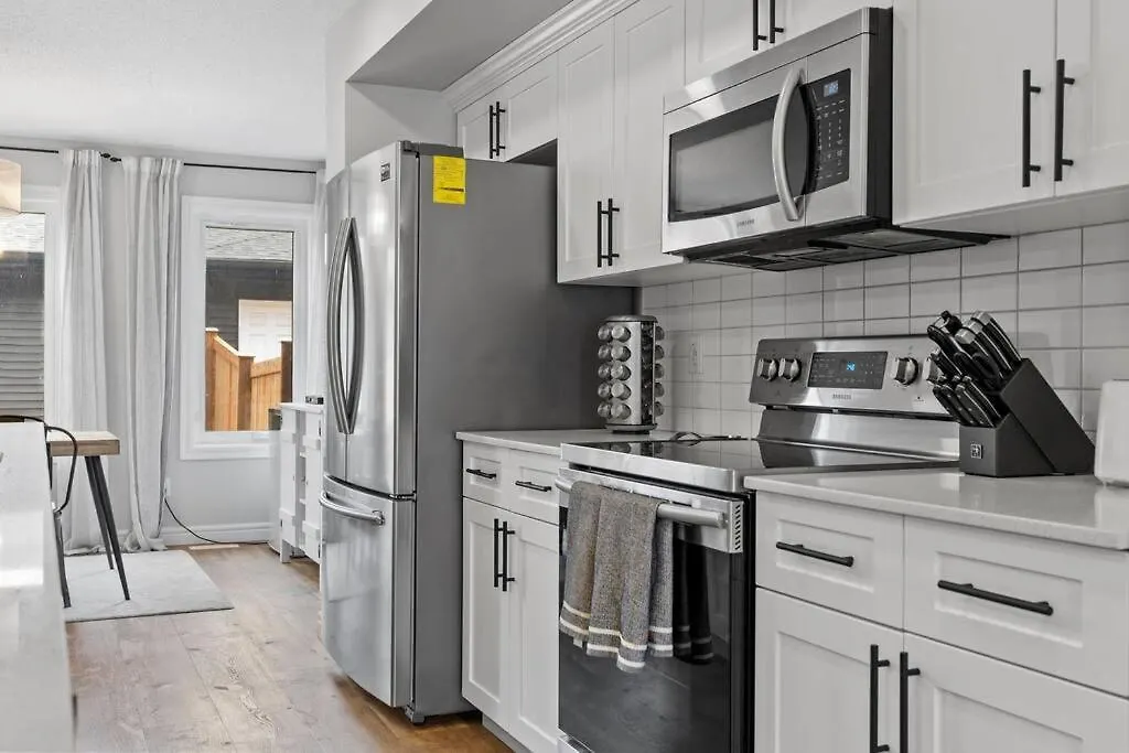 Cozy Home - 9Mins To Wem -Foosball -Vintage Arcade - Air Conditioning Edmonton